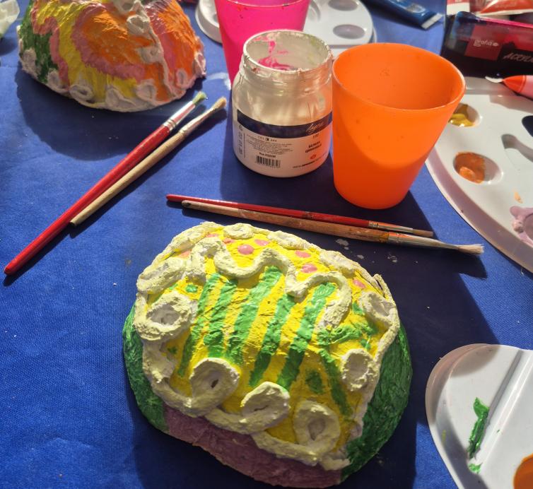 Dienos užimtumo grupių lankytojų pavasario spalvų ir šilumos kūryba