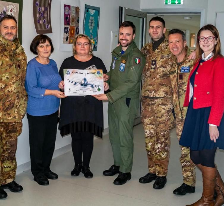 Šiaulių maltiečiai kartu su NATO oro policijos misiją Baltijos šalyse atliekančiais Italijos karinių oro pajėgų kariais lankėsi Šiaulių miesto savivaldybės Socialinių paslaugų centro Nakvynės namuose