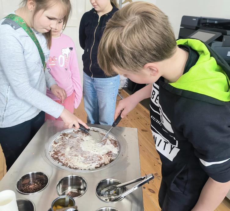 Vaikų dienos centro vaikai dalyvavo užsiėmime "Ledinė Panda“ – ledų gamyba ir degustacija