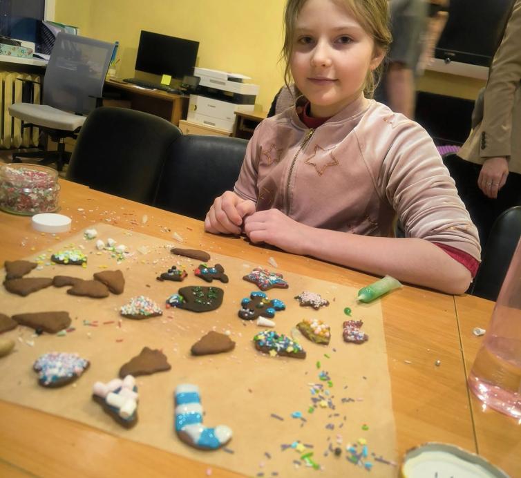 Kūrybinė veikla: Kalėdinių sausainių dekoravimas
