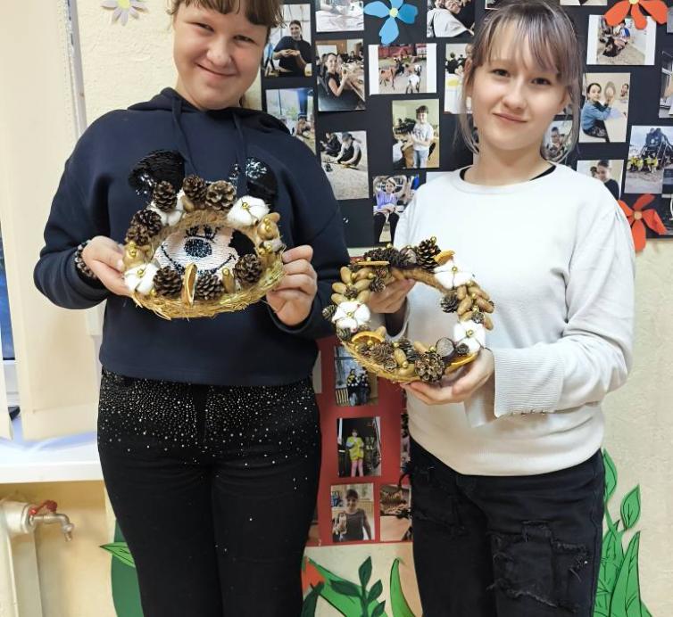 Mažieji kūrėjai gamino vainikus