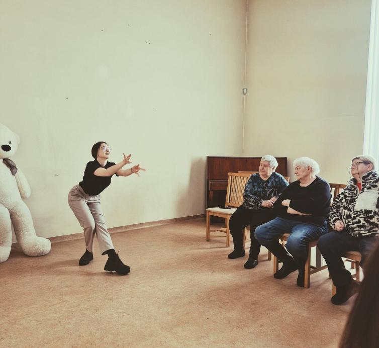 Šokio ritmu pasitinkant Tarptautinę moters dieną: senjorių šokių pamoka